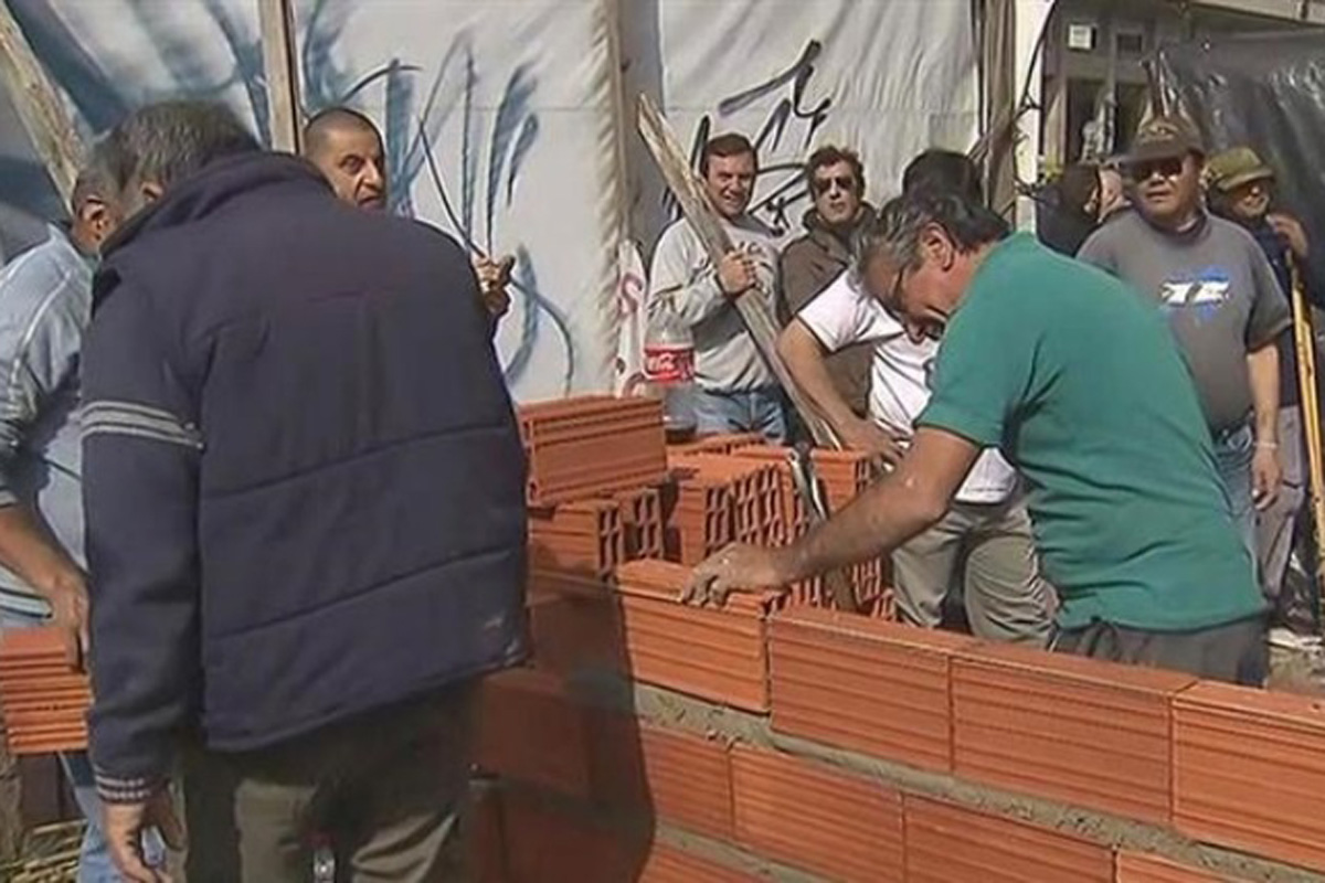 Ex combatientes construyen un muro en Plaza de Mayo