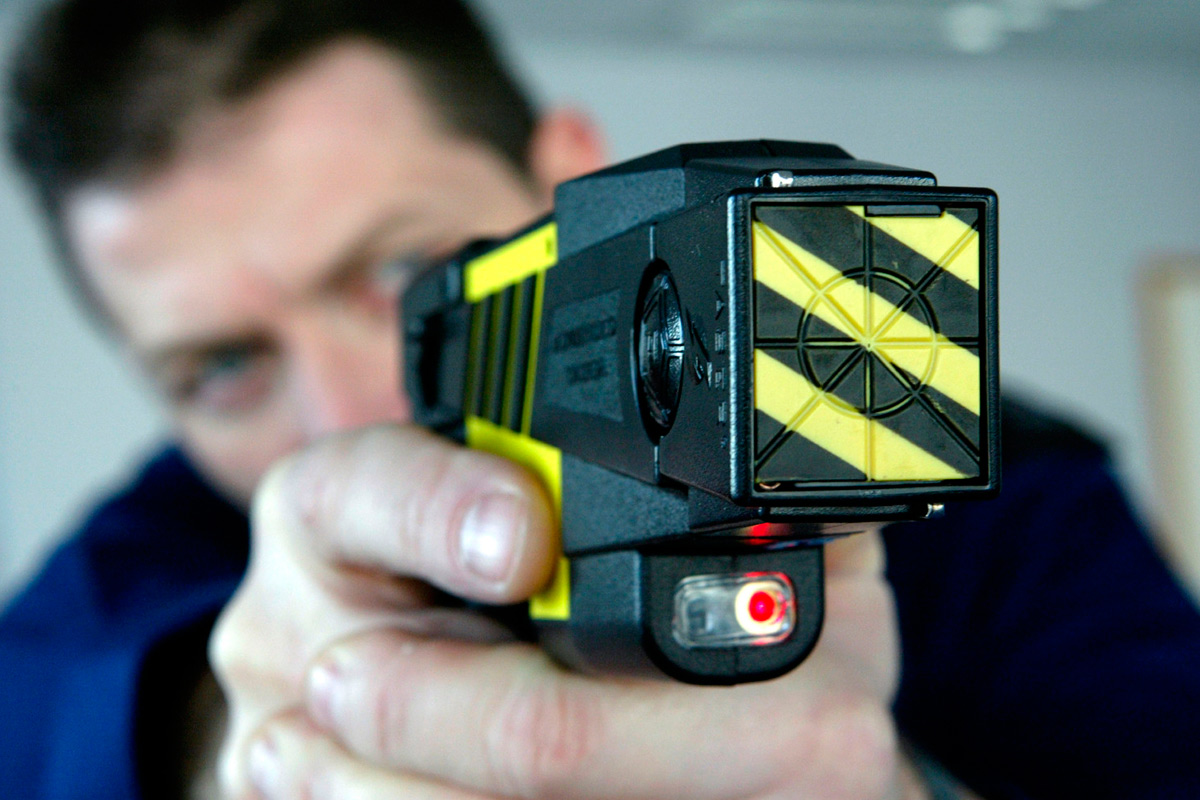 Presentan recurso para que la policía no use pistolas Taser