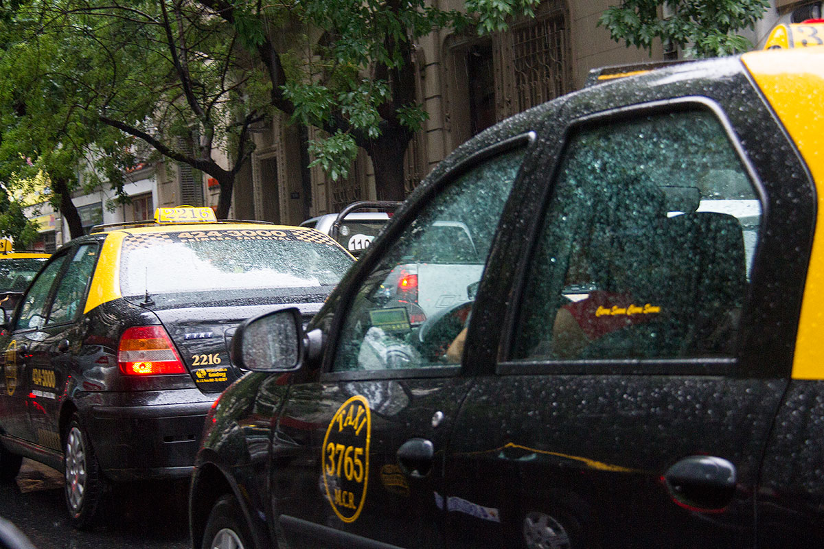 Un taxista fue asaltado y le cortaron tendón de un dedo