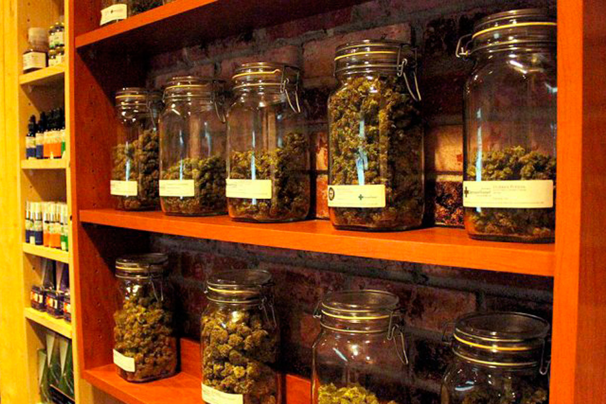 Critican venta de marihuana en farmacias de Uruguay