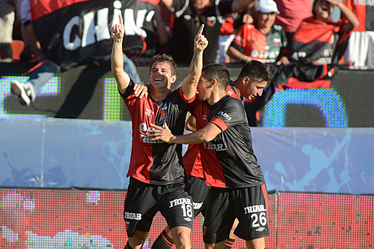 Sperduti anotó dos goles y Colón clasificó a la liguilla