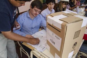 Telam 08/11/2015 Tucumán:Se llevan a cabo elecciones complementarias en la comuna de San Pablo localidad donde se quemaron las urnas durante los comicios provinciales del 23 de Agosto. Votantes durante el evento electral en la Escuela Luis F. Nougues.Foto: Julio Pantoja