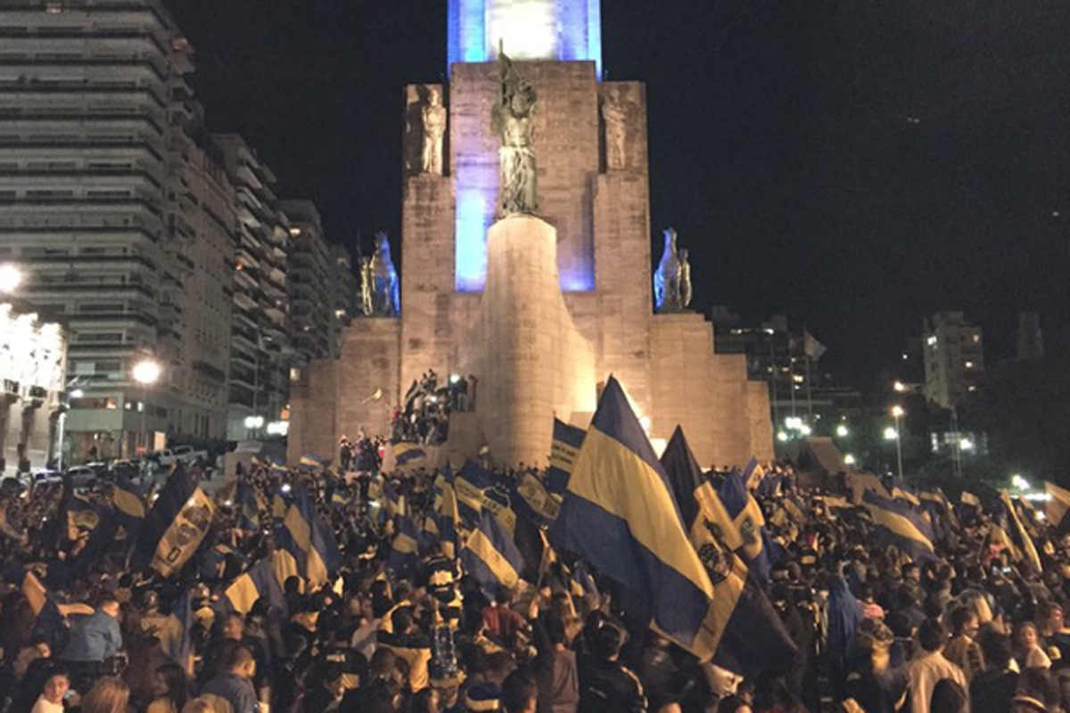 Hinchas de Boca festejan en el Monumento a la Bandera