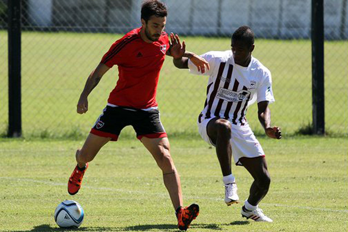 Newell’s jugó un amistoso y Scocco salió por sobrecarga