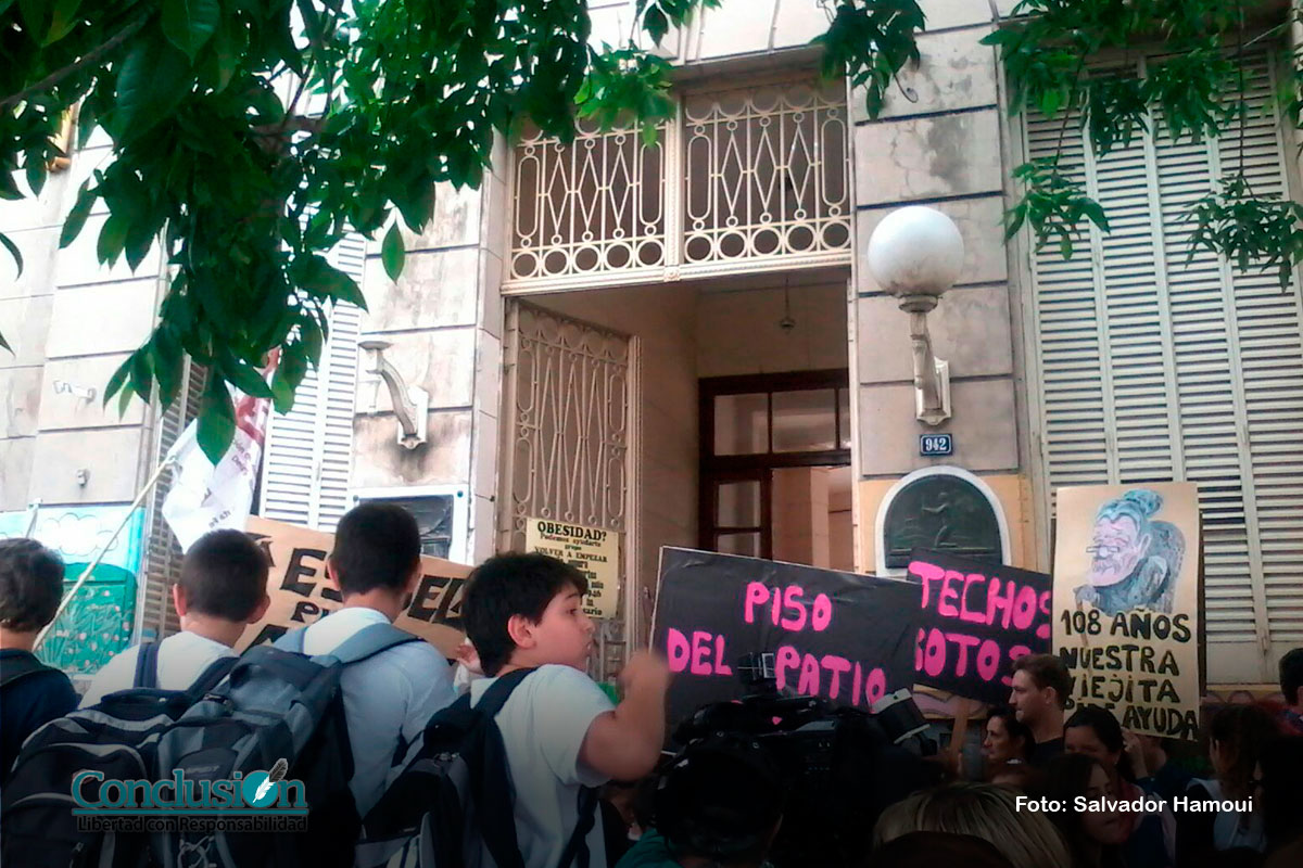Borgonovo: «Nadie se hace cargo de la escuela»