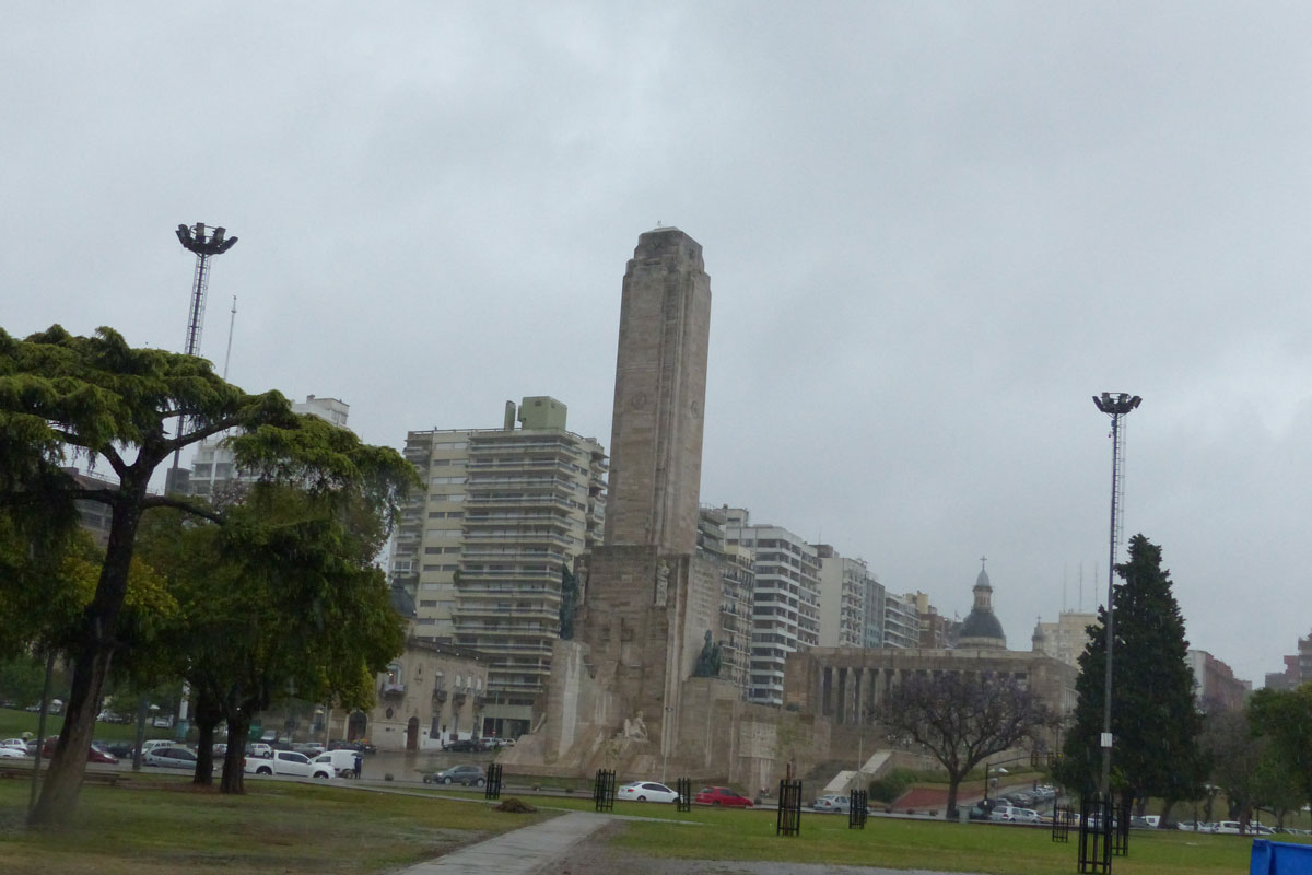 El primer feriado de carnaval arrancó gris y con lluvia