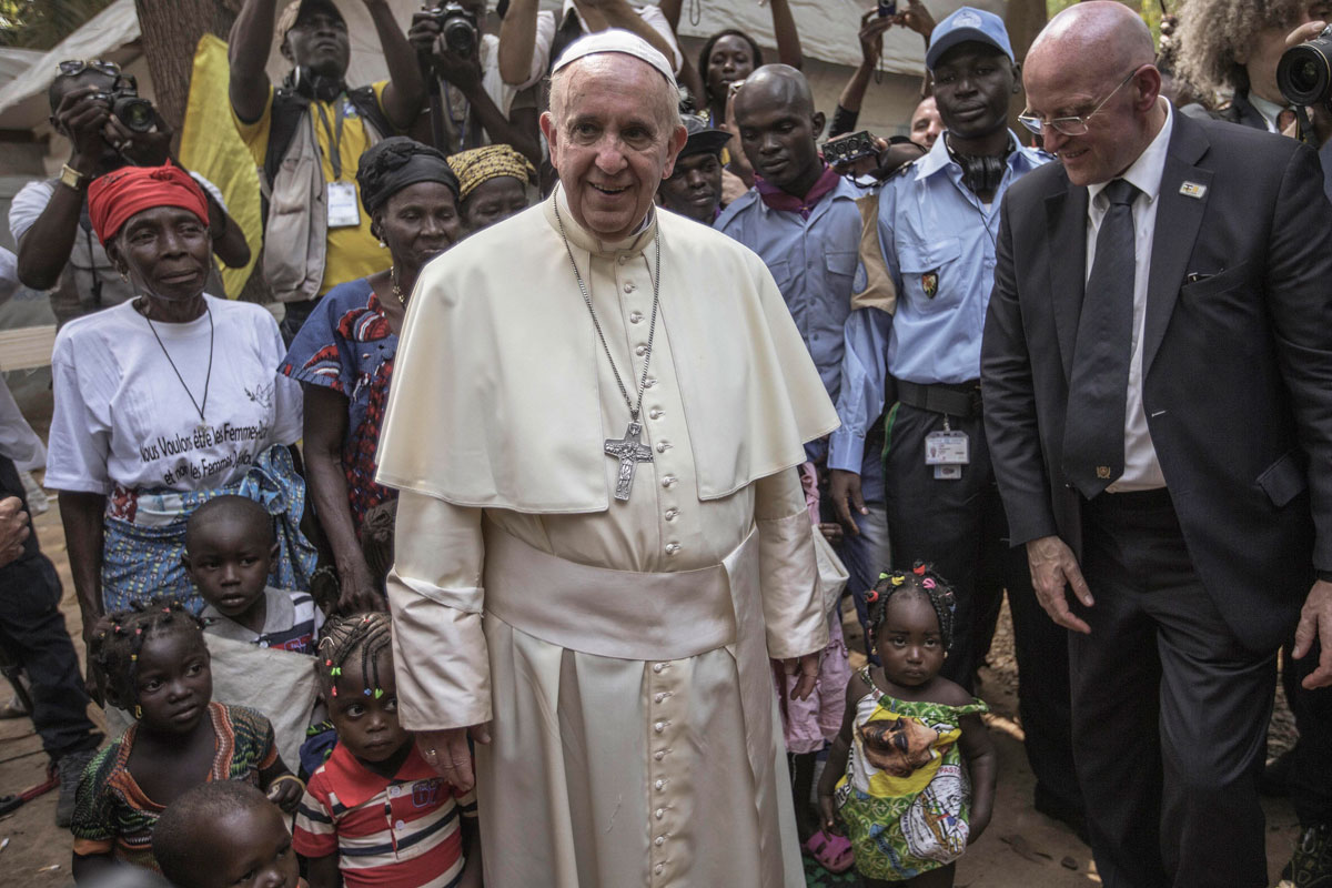 El Papa visita mezquita en África y llama a reconciliación