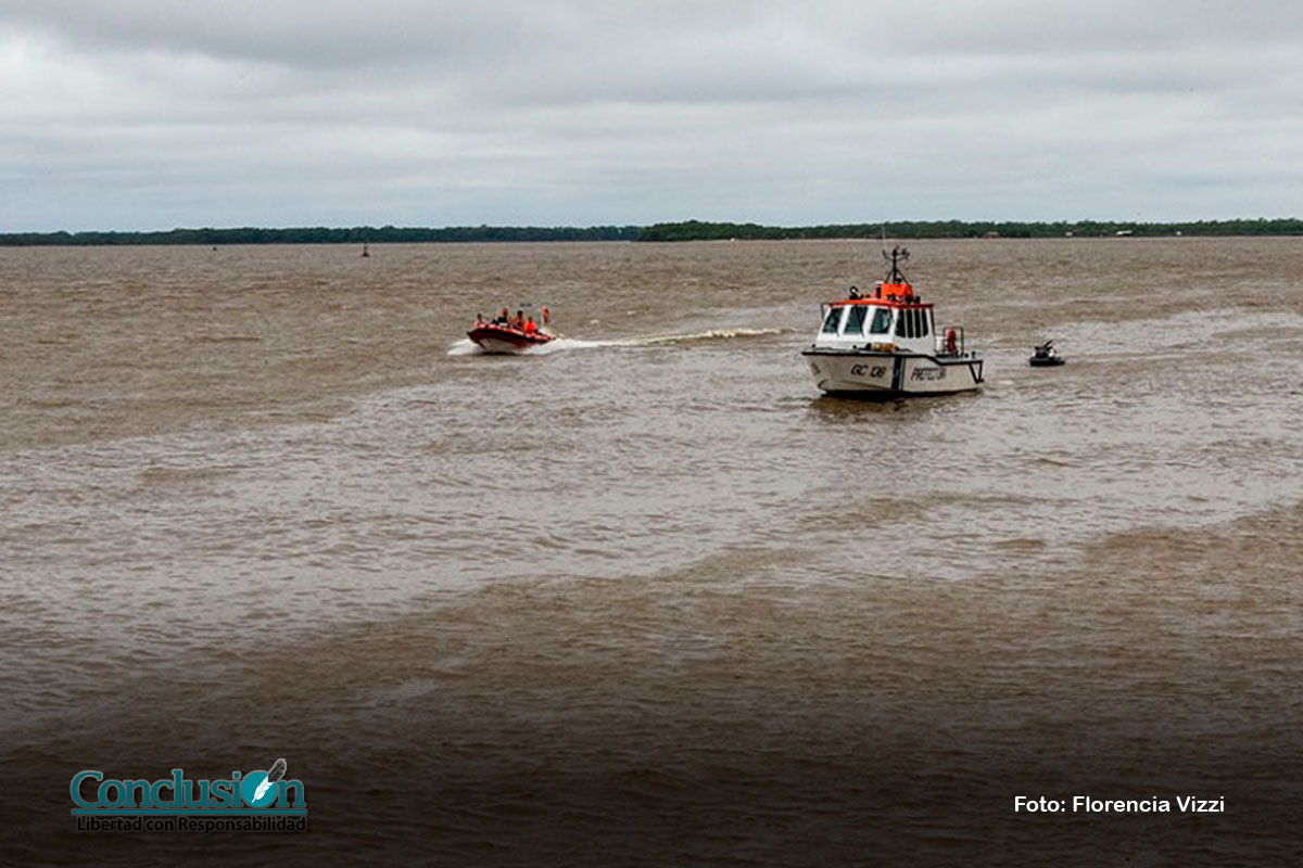 Siguen buscando a marineros desaparecidos en el Paraná