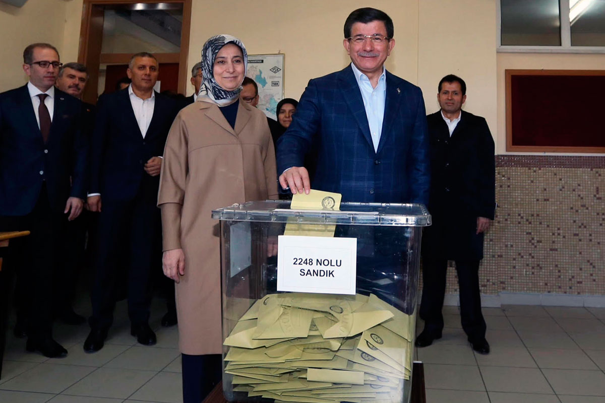 Turcos comenzaron a votar en elecciones de alta tensión