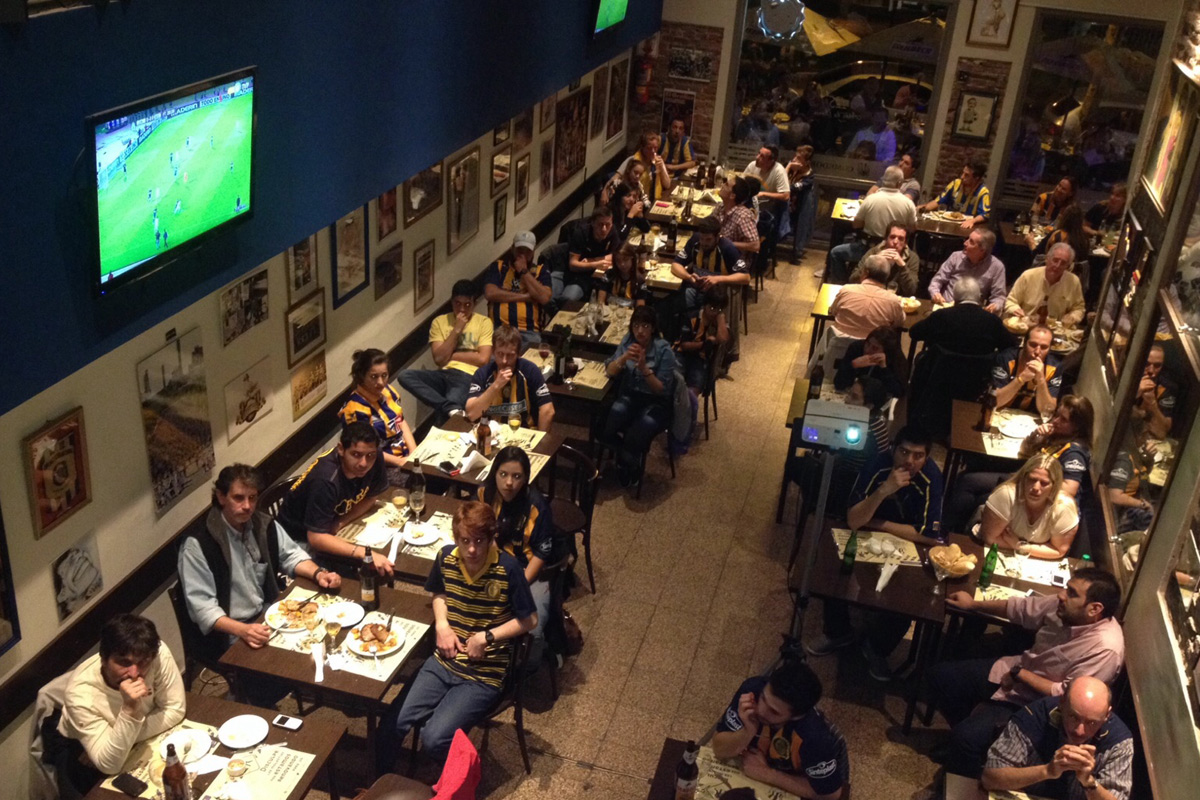 Hinchas canallas coparon los bares de la ciudad