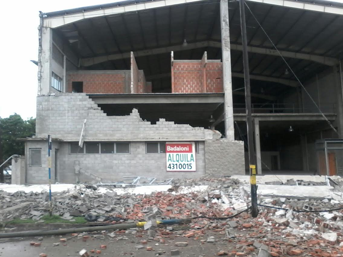 Se desprendió el frente de un galpón y lastimó una persona