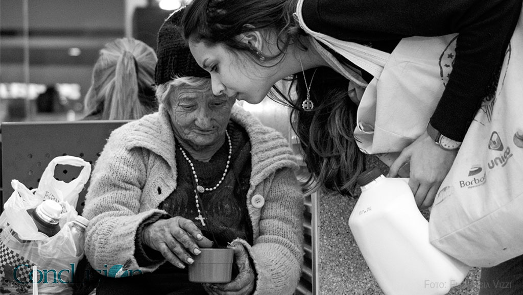 Un gesto, una sonrisa, una mano tendida, un rastro de ternura son los que pueden combatir las soledades y salvarnos la vida, literalmente…
