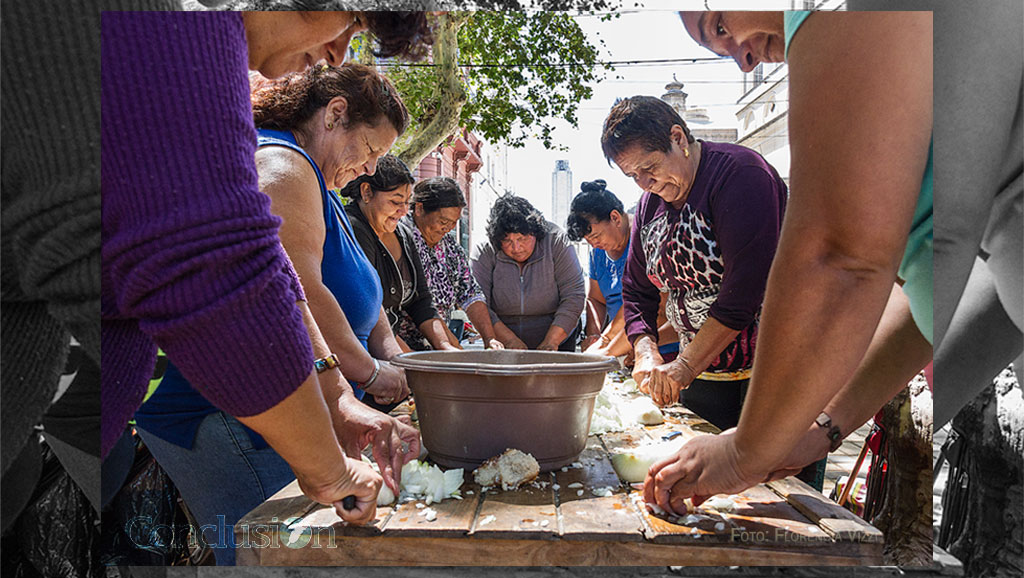 Mujeres que piden trabajo con una olla popular. Ellas sostienen las ollas, las casas, los hijos, las familias, los dolores, las sonrisas, y cada una de las batallas que libran…
