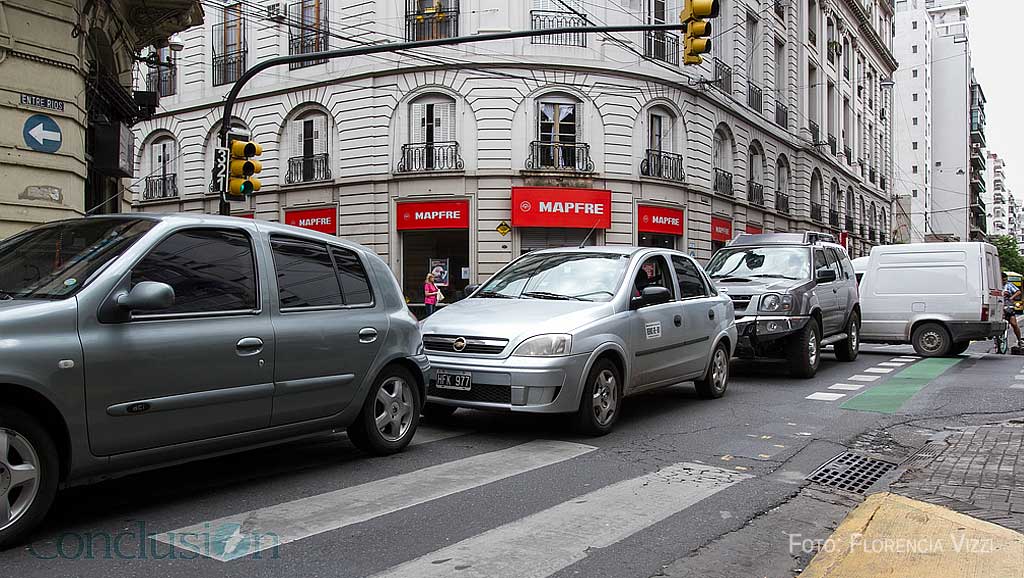 ¿Buscando la senda peatonal?… perdida bajo una marea de tránsito sin control