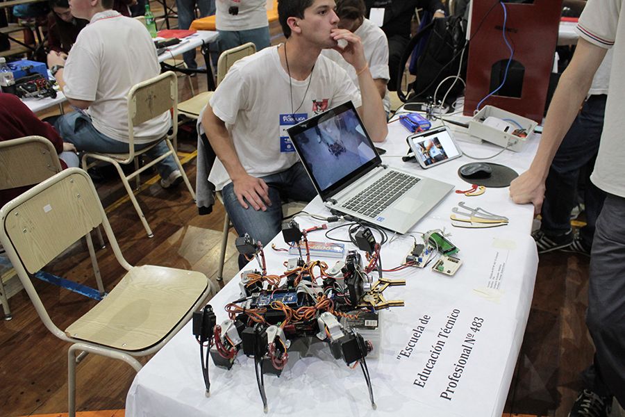 Alumnos venadenses crearon una mano robótica