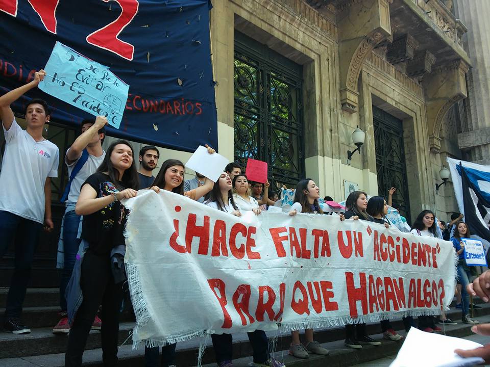 Estudiantes marcharon por mejoras edilicias
