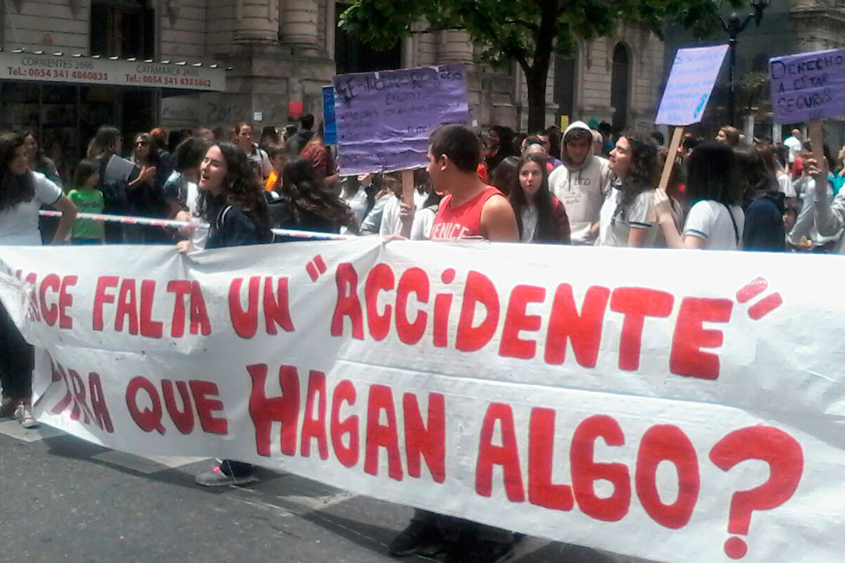 Padres y alumnos del Normal II cortan calles Córdoba y Balcarce