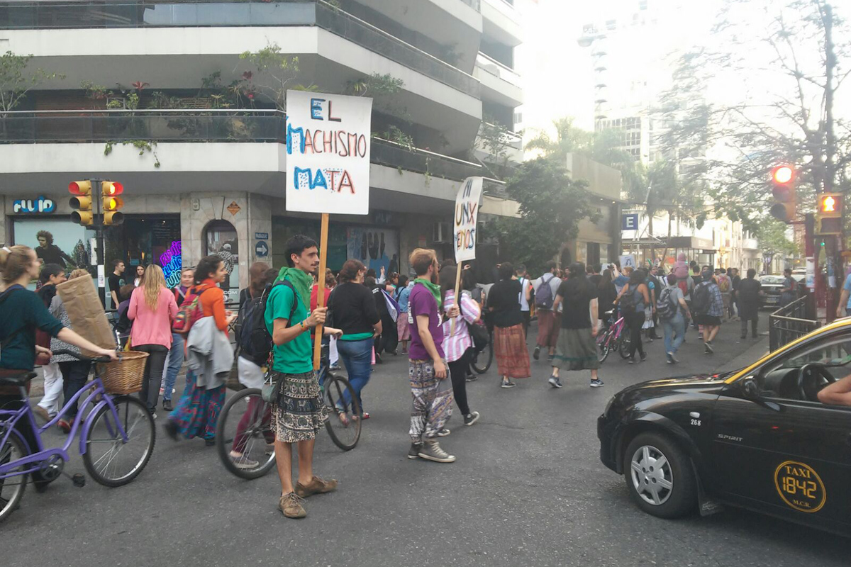 Hombres vestidos con polleras contra la violencia de género