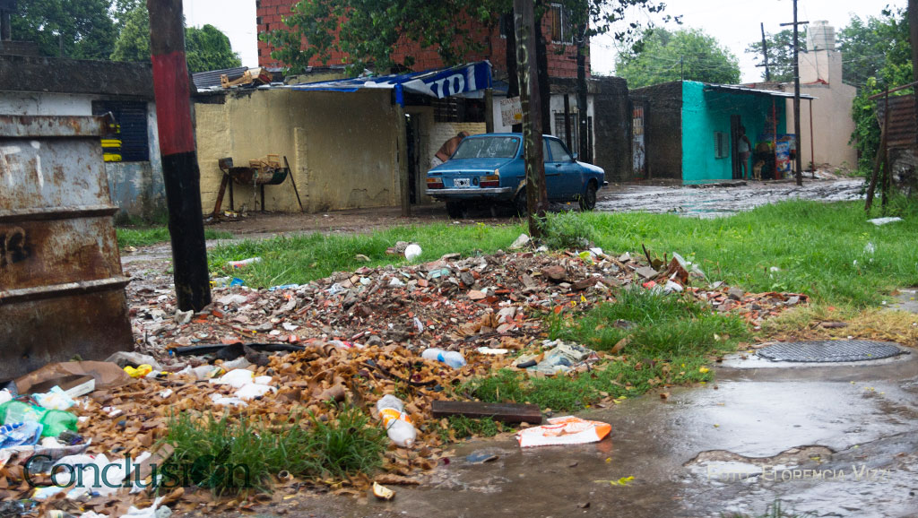 Los barrios de la ciudad padecen de abandono crónico. Los container brillan por su ausencia y la basura riega calles y rincones.