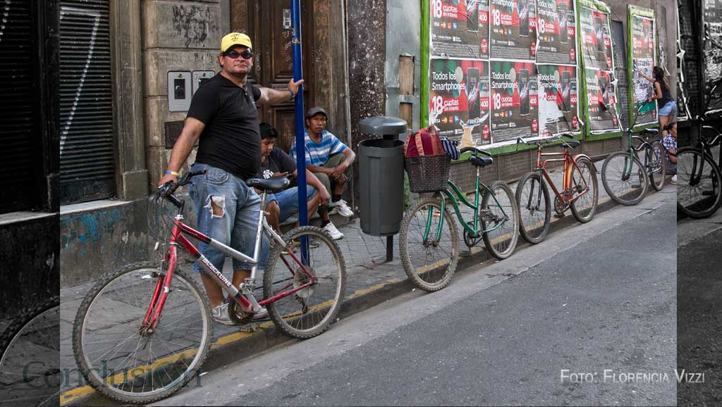 Un descanso al finalizar la jornada laboral… luego, a seguir pedaleando para llegar a casa…