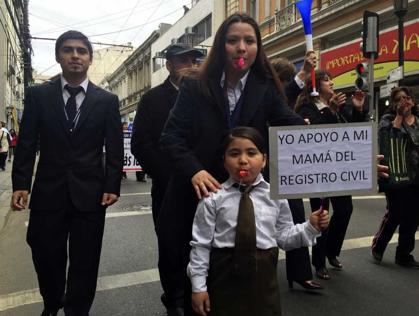 Empleados públicos chilenos paran por pedido salarial