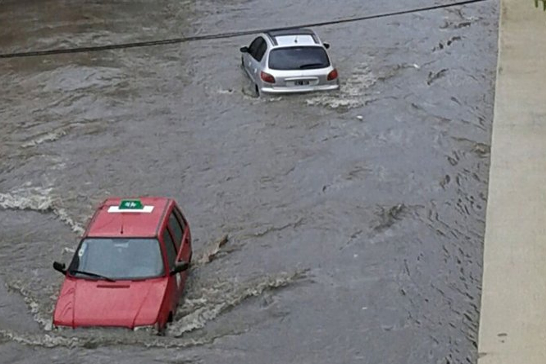 Intensas lluvias inundaron las calles de Río Cuarto
