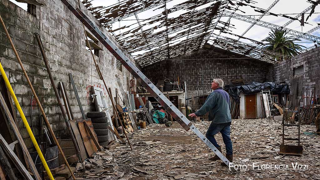 San Jerónimo Sud… un hombre desolado, contempla lo estragos que el temporal ha hecho con el trabajo de toda su vida.