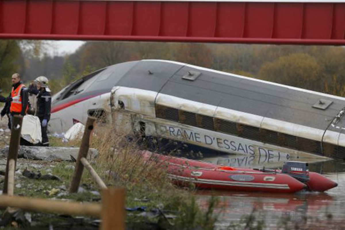 Al menos cinco muertos al descarrilar un tren en Francia