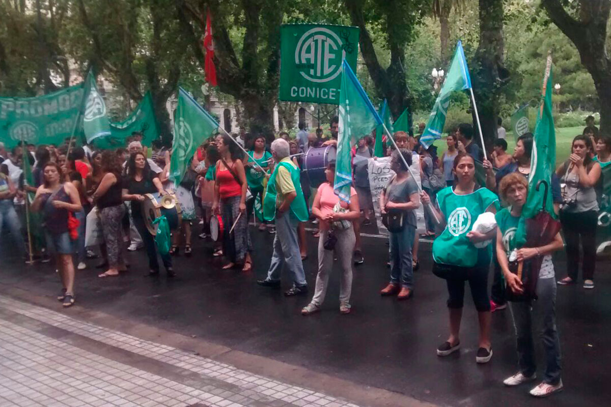 CTA y ATE marcharon en busca de respuestas salariales
