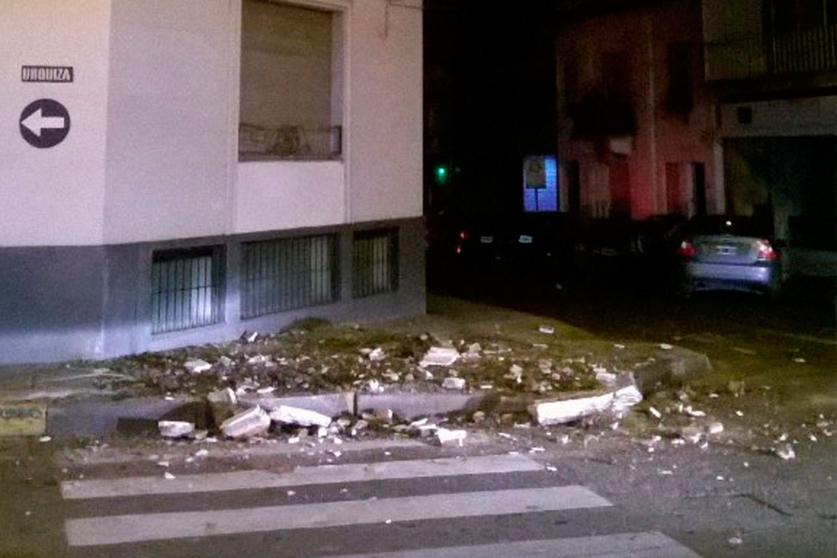 Susto en pleno centro rosarino: le cayó mampostería encima