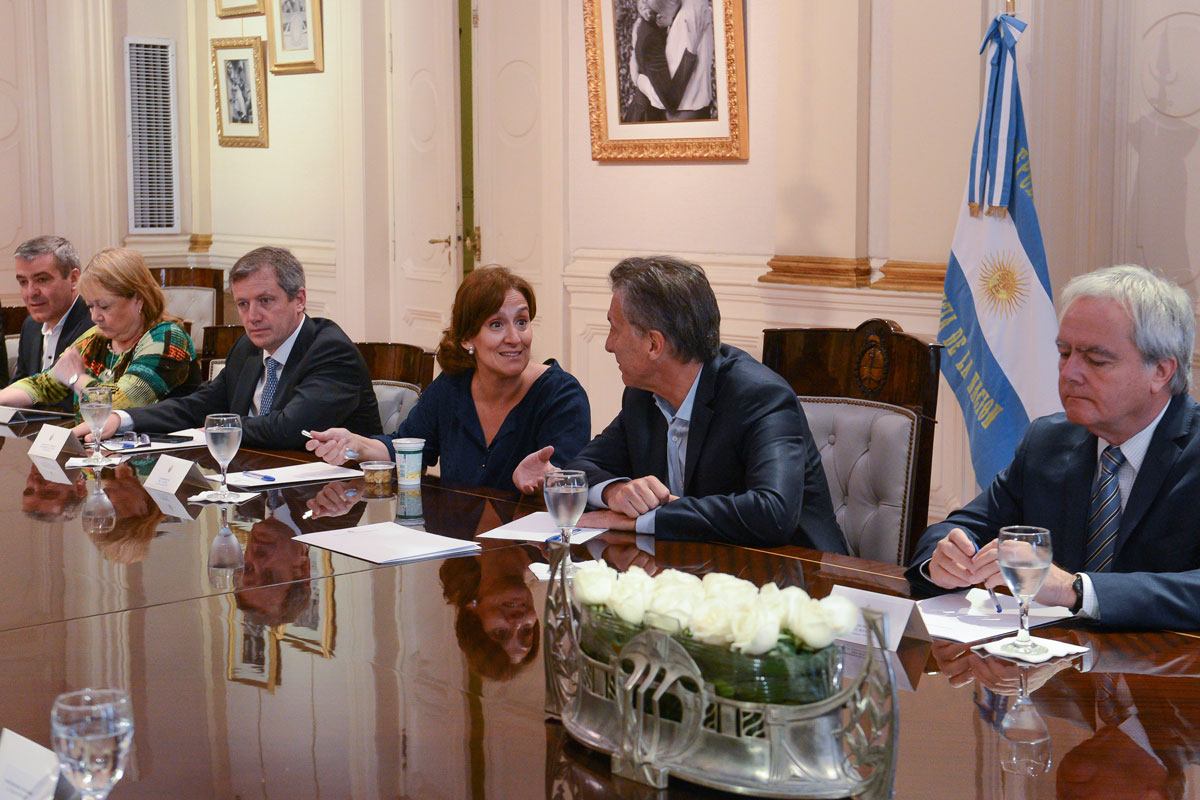 El Gobierno va por «diálogo político, social y económico»