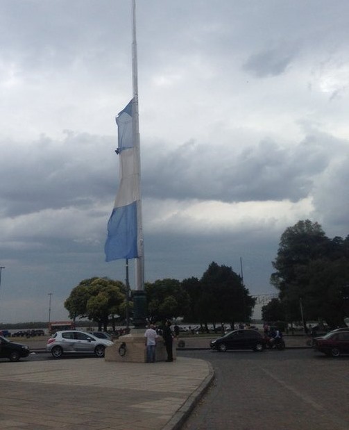 El viento rompió la bandera del mástil central del Monumento
