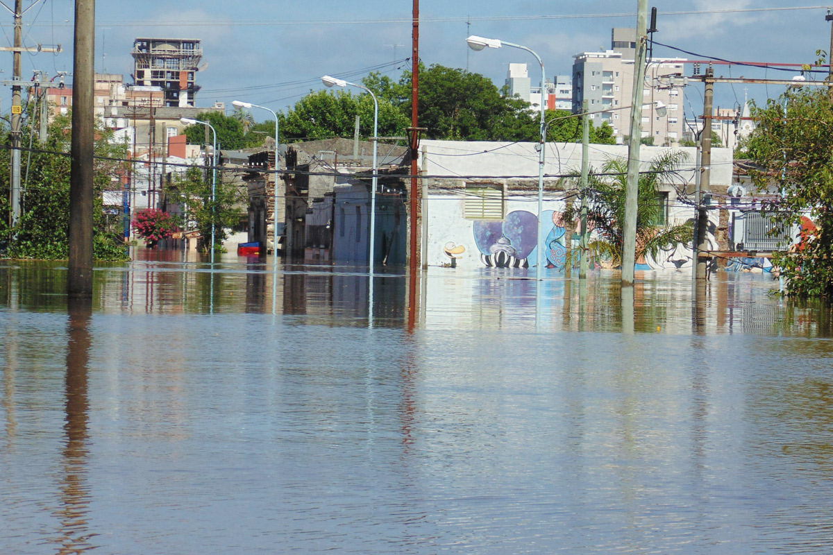 Ya hay 20 mil evacuados en El Litoral por el temporal