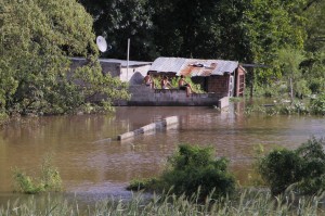 zzzznacg2NOTICIAS ARGENTINAS CORRIENTES, DICIEMBRE 23: El barrio Bajo Caridi de la ciudad de Corrientes se encuentra amenazado por la crecida del rio Parana. Foto NA: ARIEL DELL ORTTOzzzz