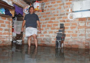 zzzznacg2NOTICIAS ARGENTINAS CORRIENTES, DICIEMBRE 23: Luis Rivero, habitante del barrio Bajo Caridi de la ciudad de Corrientes muestra su vivienda afectada por la inundacion. Foto NA: ARIEL DELL ORTTOzzzz