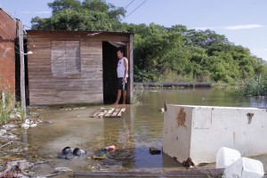 zzzznacg2NOTICIAS ARGENTINAS CORRIENTES, DICIEMBRE 23: Sergio Sosa, vecino del barrio Bajo Caridi de la ciudad de Corrientes posa en el frente de su casa afectada por la crecida del rio Parana. Foto NA: ARIEL DELL ORTTOzzzz