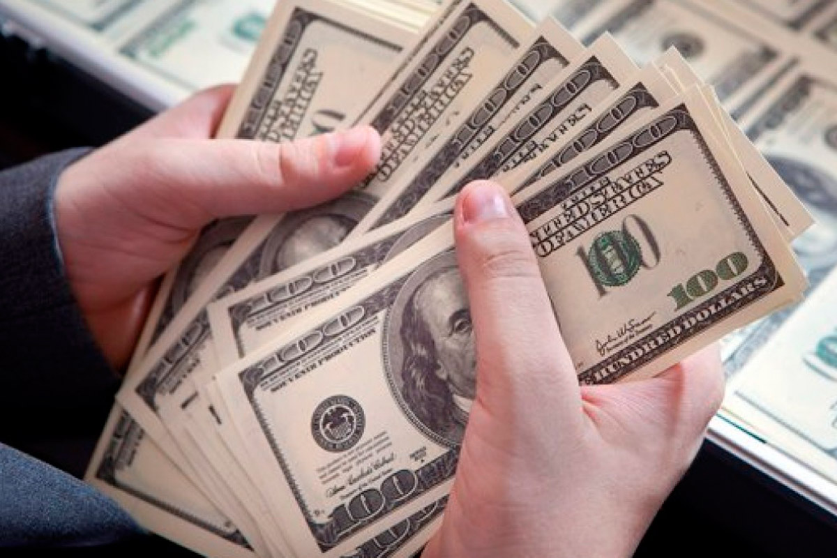 El dólar alcanzó un nuevo récord y trepó a $15,65