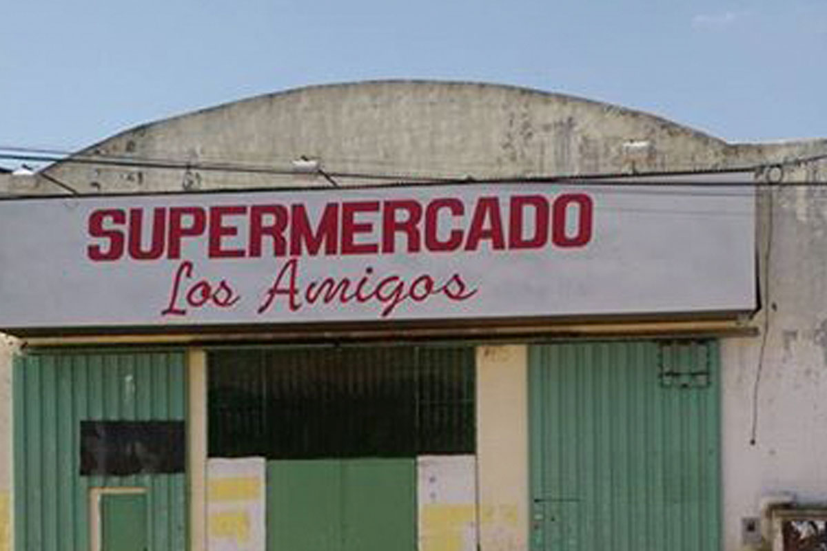 V.G.G: vecinos piden bolsones de comida en un supermercado