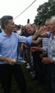 zzzznacp2 NOTIVIAS ARGENTINAS BAIRES 14 El presidente Mauricio Macri anunció hoy la quita total de retenciones al trigo, maíz, sorgo, girasol, carne y pesca y una baja de 5 puntos porcentuales para la soja, y le exigió a los productores que "no evadan impuestos", al visitar un campo en la localidad bonaerense de Pergamino. FOTO NA PRESIDENCIA zzzz