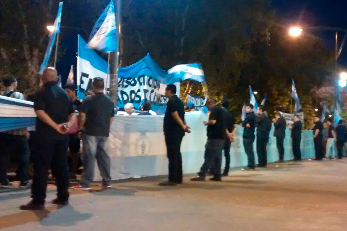 Mercantiles protestaron frente al supermercado Coto