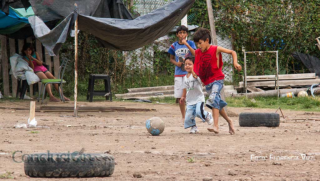 Potrero… no hacen falta botines ni tribunas… nada importa alrededor, excepto jugar, hasta meter el gol