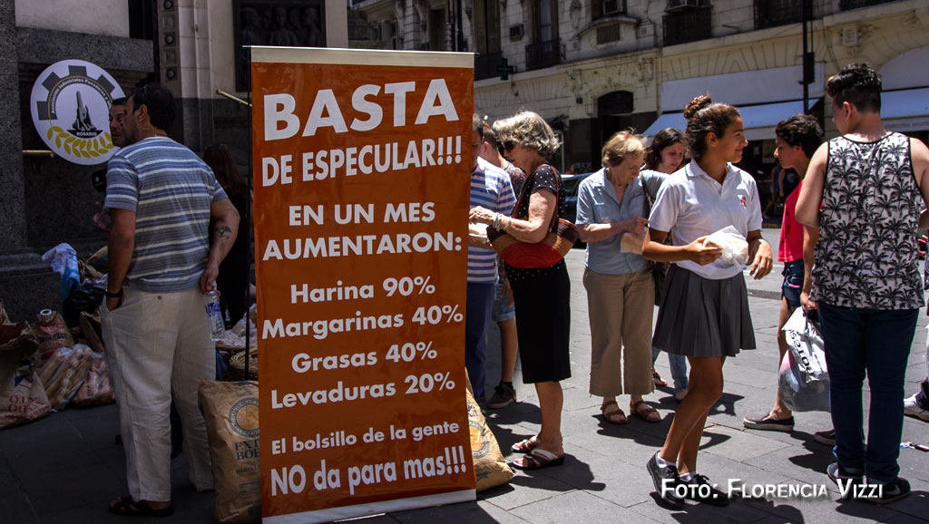 Ante el avance especulativo, la imaginación se agudiza. La Unión de Industriales Panaderos regaló pan en la peatonal Córdoba, en protesta por el desmedido aumento de la bolsa de harina.