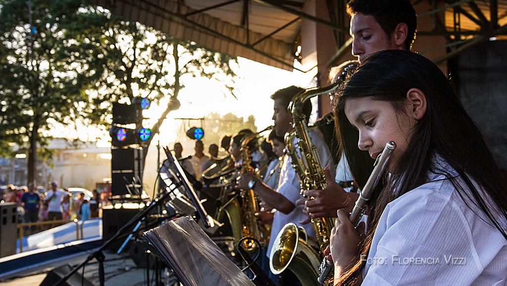Los jóvenes vientos del Ensamble Electrónico del Distrito Sur Rosa Ziperovich, en pleno recital a favor del descanso dominical