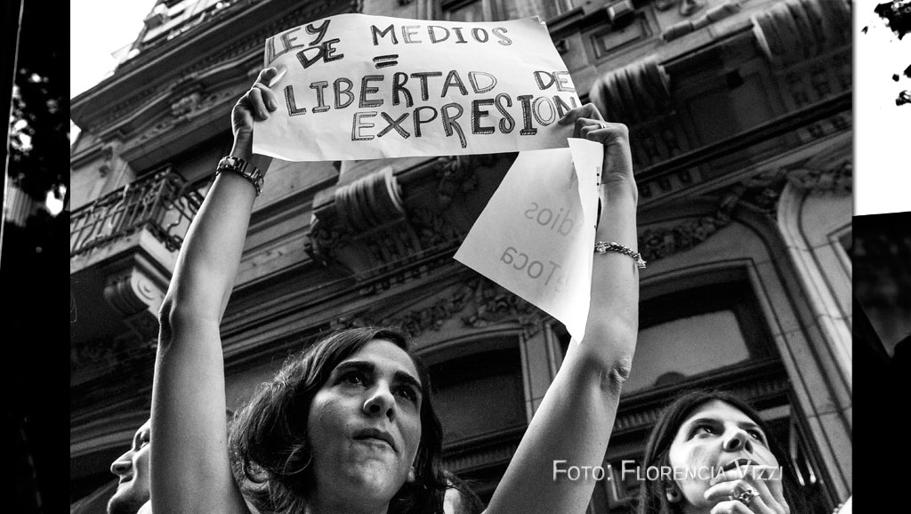 Abrazo al AFSCA en Rosario, en defensa de la Ley de Servicios de Comunicación Audiovisual