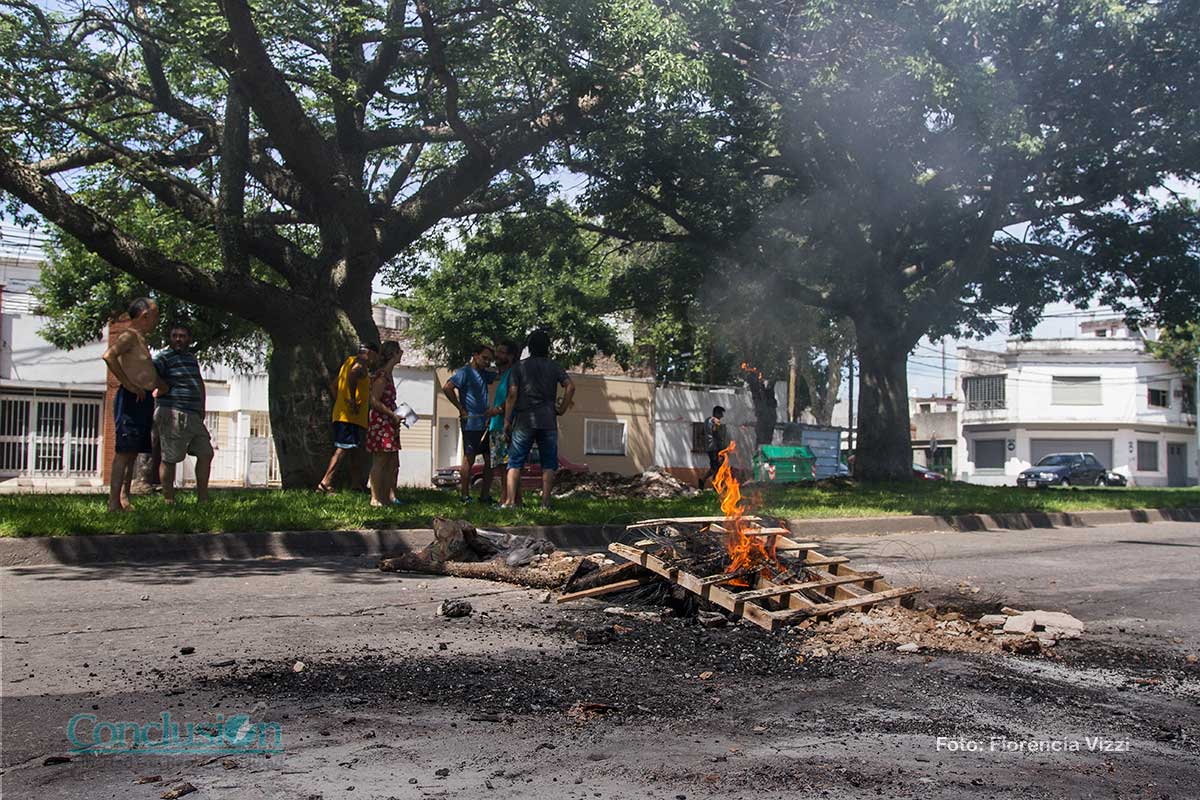 Zona sur: vecinos cortan calles en protesta por falta de luz