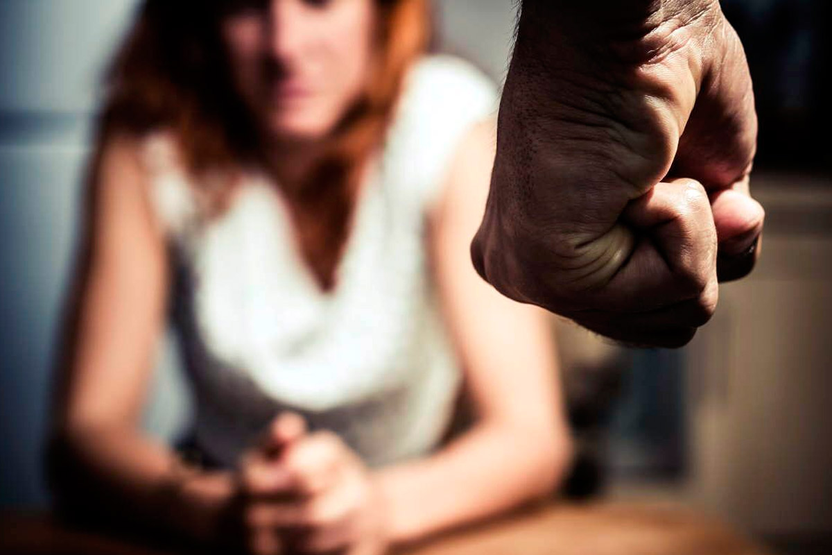 Golpeó a su mujer, ella se encerró y fue arrestado