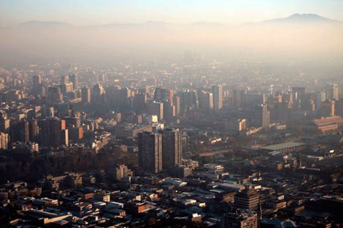 Incendio en basural cubre de humo a la capital chilena