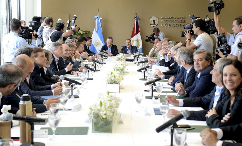 zzzznacp2 NOTICIAS ARGENTINAS CORDOBA: El presidente Mauricio Macri encabezó hoy la primera reunión de gabinete en el interior del país durante la visita que realizó a la provincia de Córdoba, donde compartió una jornada de trabajo conjunto con el gobernador Juan Schiaretti y su equipo de colaboradores. FOTO: PRESIDENCIAzzzz