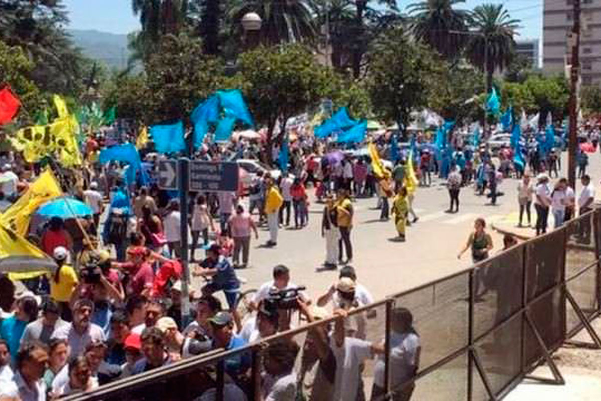Caso Sala: liberan calles pero siguen en plaza jujeña
