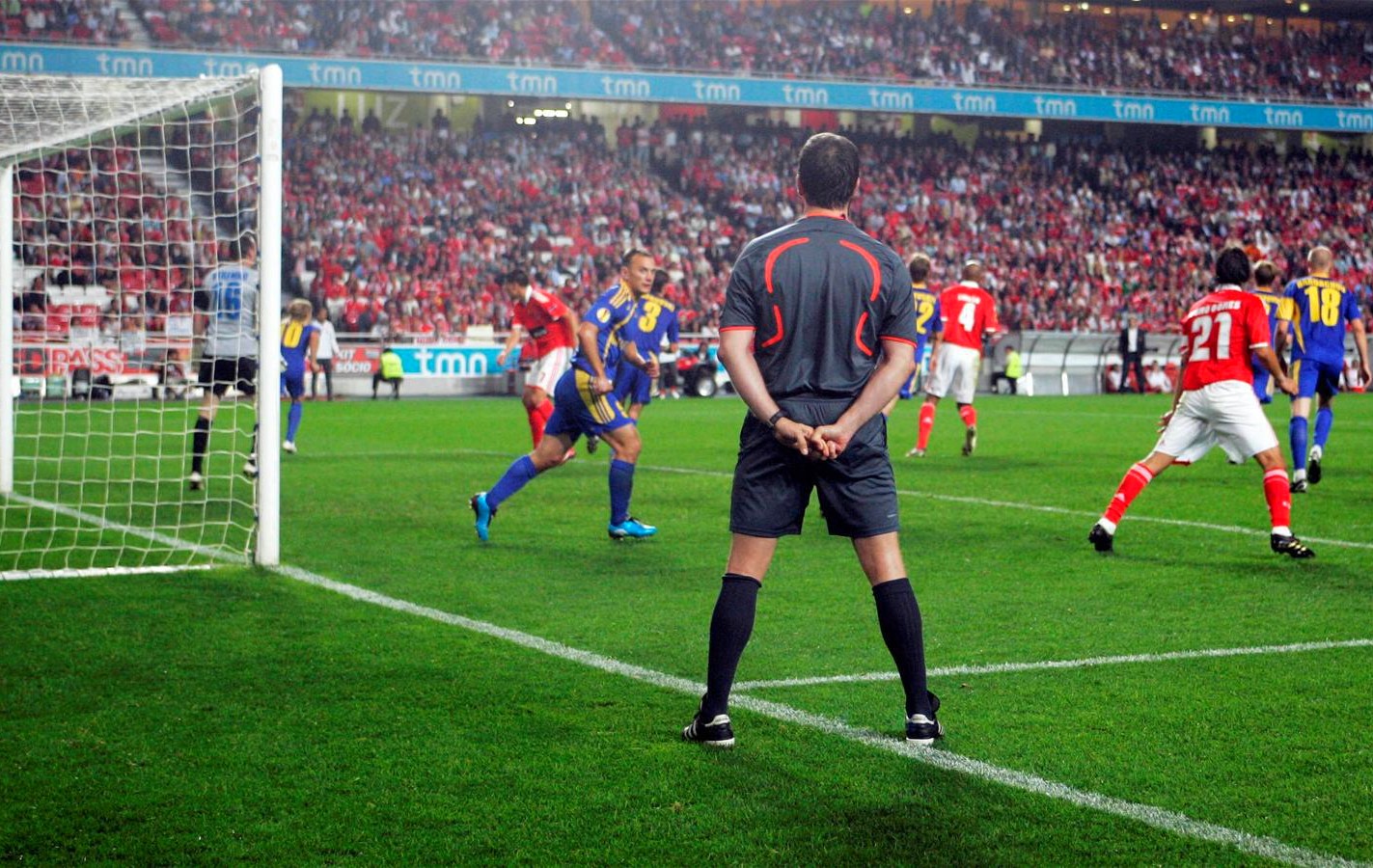 La AFA prueba: los partidos de verano tendrán cinco árbitros